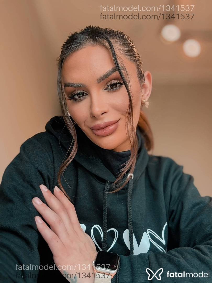 Acompanhante mulher trans com cabelo castanho de olhos castanhos - Antonella