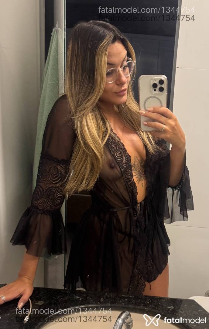 Acompanhante mulher loira (o) de olhos castanhos - Bianca Magno