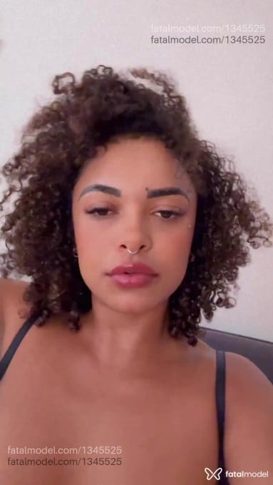 Acompanhante mulher morena (o) de olhos castanhos - SAFIRA Acompanhante mulher morena (o) de olhos castanhos - SAFIRA