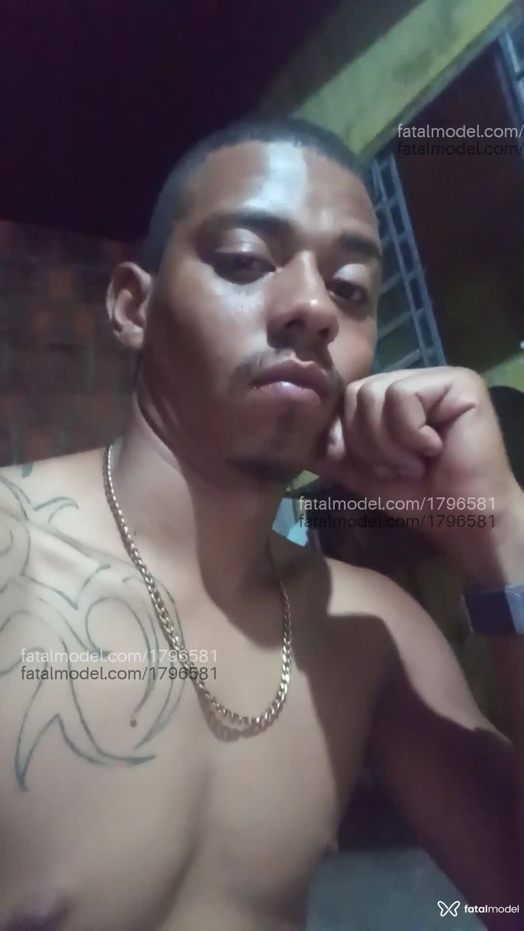 Acompanhante homem com cabelo castanho de olhos castanhos em Marília - Arestofoles