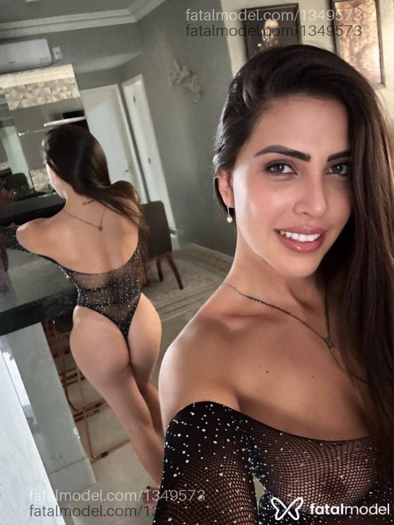 Acompanhante mulher com cabelo castanho de olhos verdes em Anápolis - Aline Dias