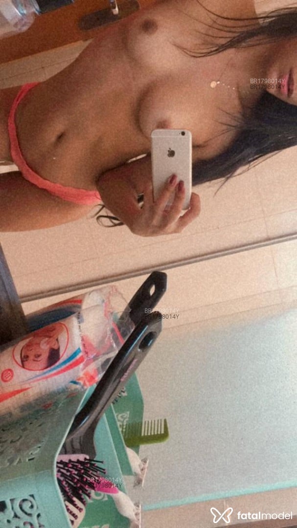 Acompanhante mulher morena (o) de olhos pretos em Brasília Acompanhante mulher morena (o) de olhos pretos em Brasília - Isabella