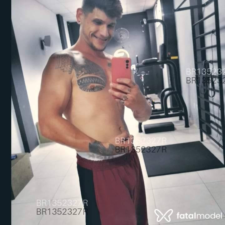 Acompanhante homem com cabelo castanho de olhos castanhos em Viamão - Gilboy