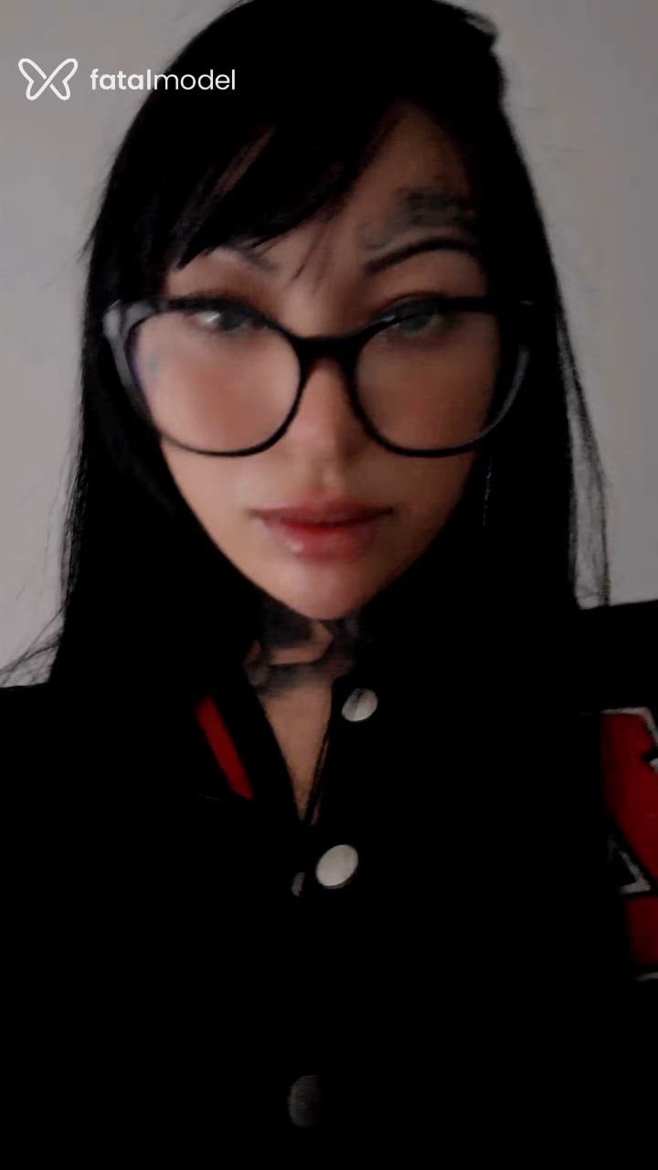 Acompanhante mulher morena (o) de olhos castanhos - Sato Ink Acompanhante mulher morena (o) de olhos castanhos - Sato Ink