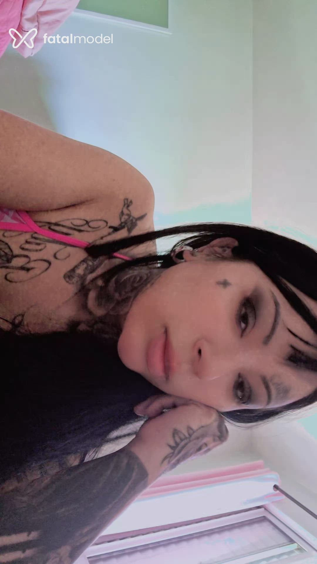 Acompanhante mulher morena (o) de olhos castanhos - Sato Ink Acompanhante mulher morena (o) de olhos castanhos - Sato Ink