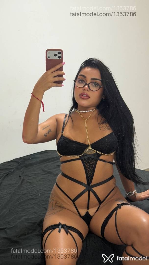 Acompanhante mulher morena (o) de olhos pretos - Pérola Valentina
