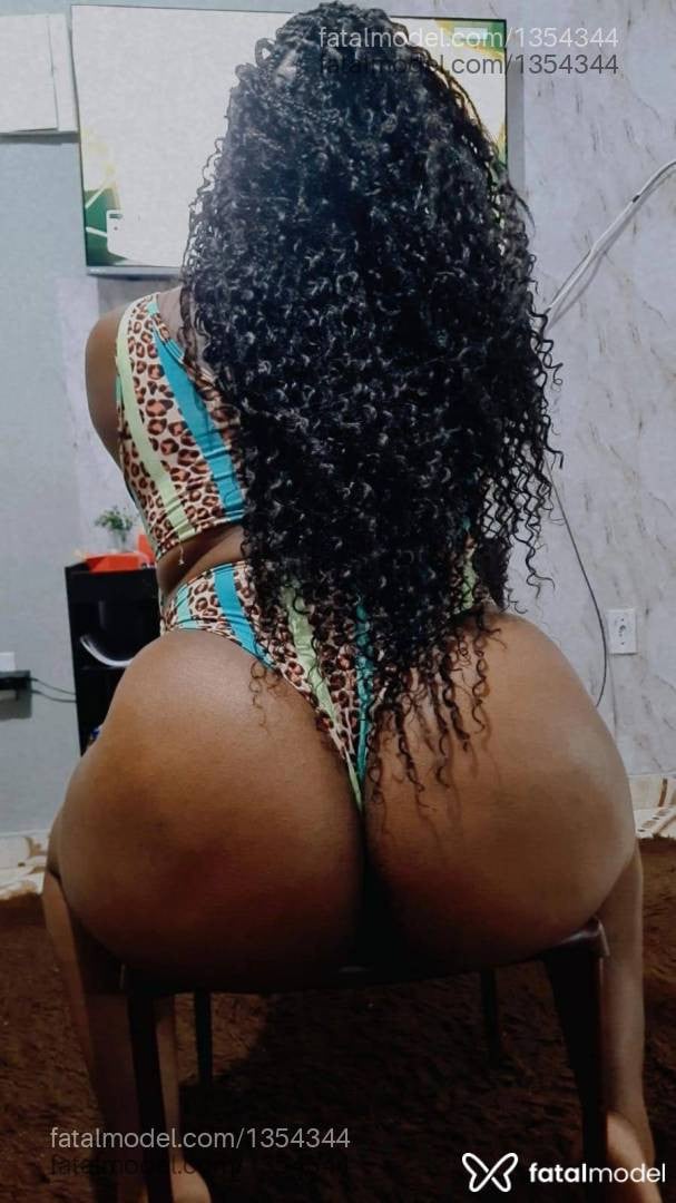 Acompanhante mulher com cabelo castanho de olhos pretos - Talita Cristina