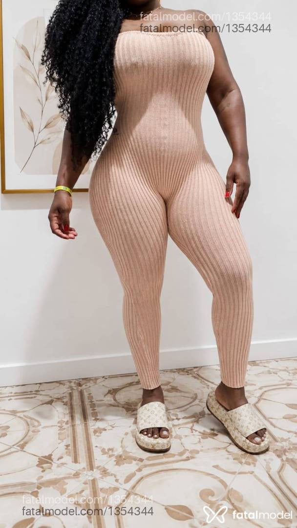 Acompanhante mulher com cabelo castanho de olhos pretos - Talita Cristina