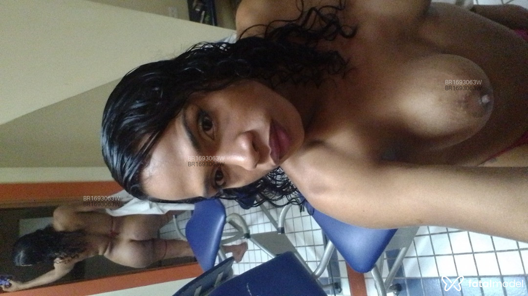 Acompanhante travesti com cabelo castanho de olhos castanhos em Ipatinga Acompanhante travesti com cabelo castanho de olhos castanhos em Ipatinga - Camilla