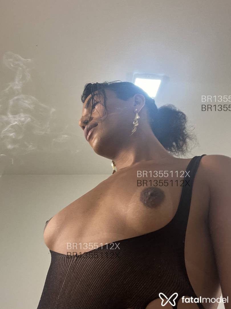 Acompanhante travesti morena (o) de olhos castanhos - Mirella Diniz