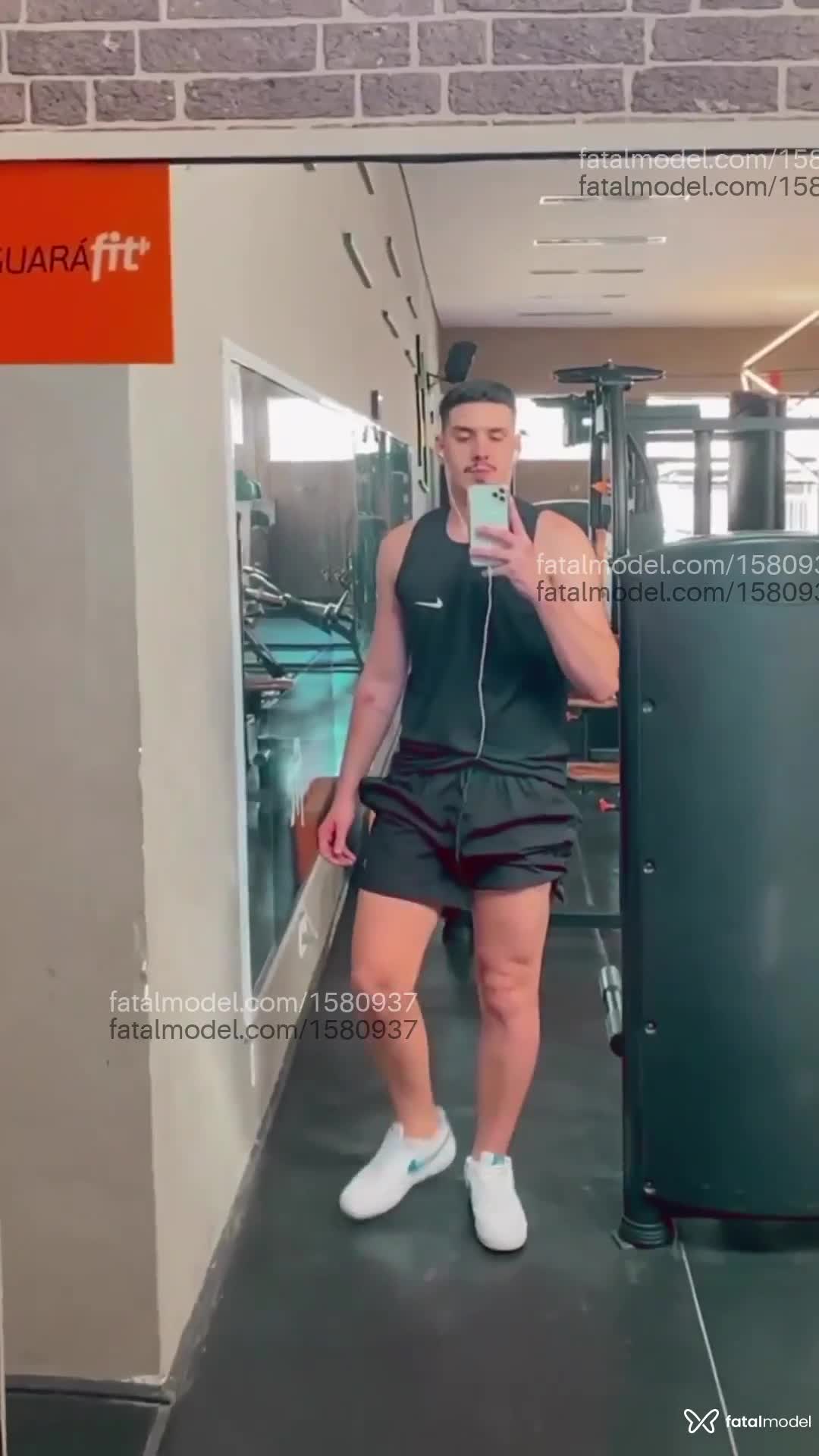 Acompanhante homem com cabelo castanho de olhos castanhos em Guaratinguetá Acompanhante homem com cabelo castanho de olhos castanhos em Guaratinguetá - Thomás Castro