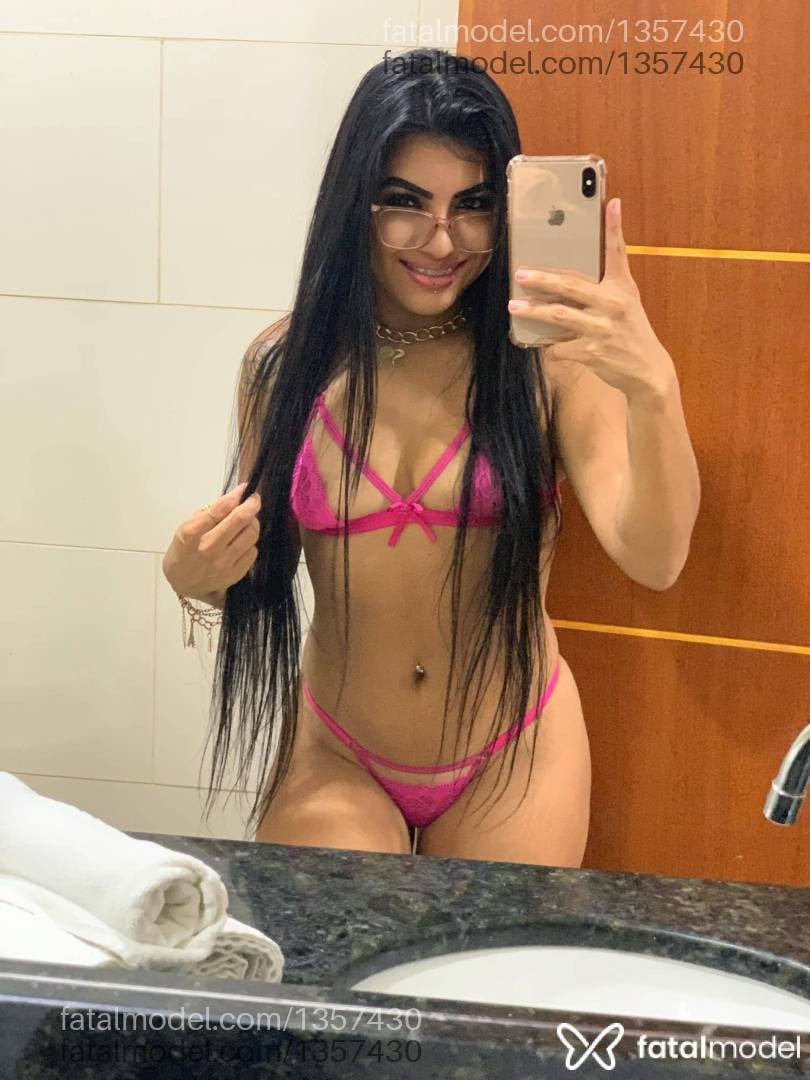 Acompanhante mulher morena (o) de olhos verdes - Mirella