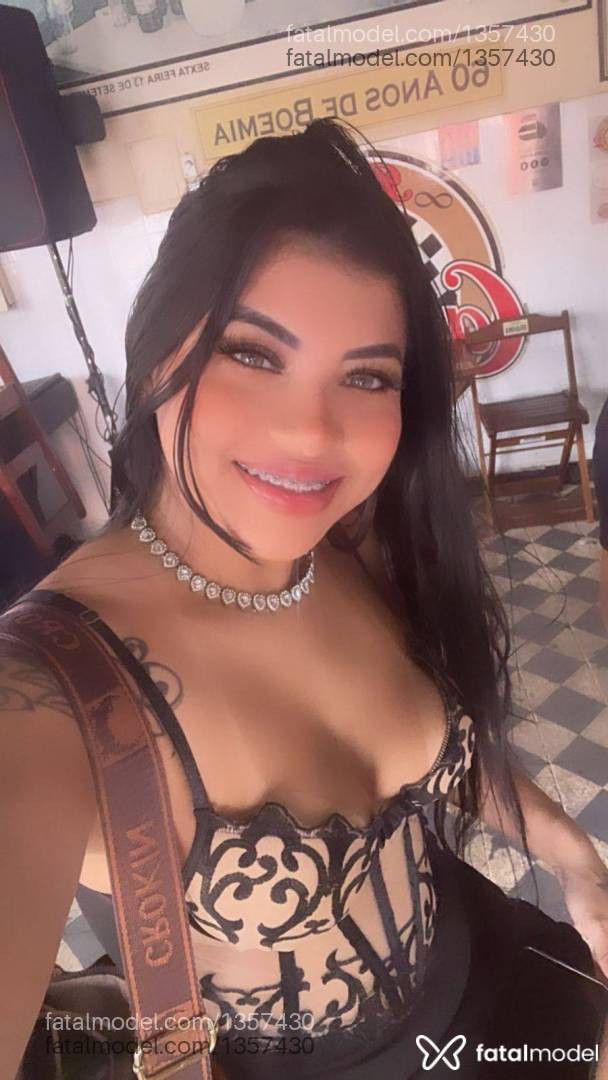 Acompanhante mulher morena (o) de olhos verdes - Mirella