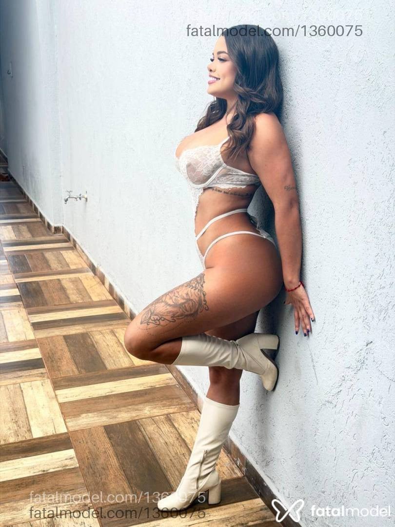 Acompanhante mulher com cabelo castanho de olhos verdes - Yasmim