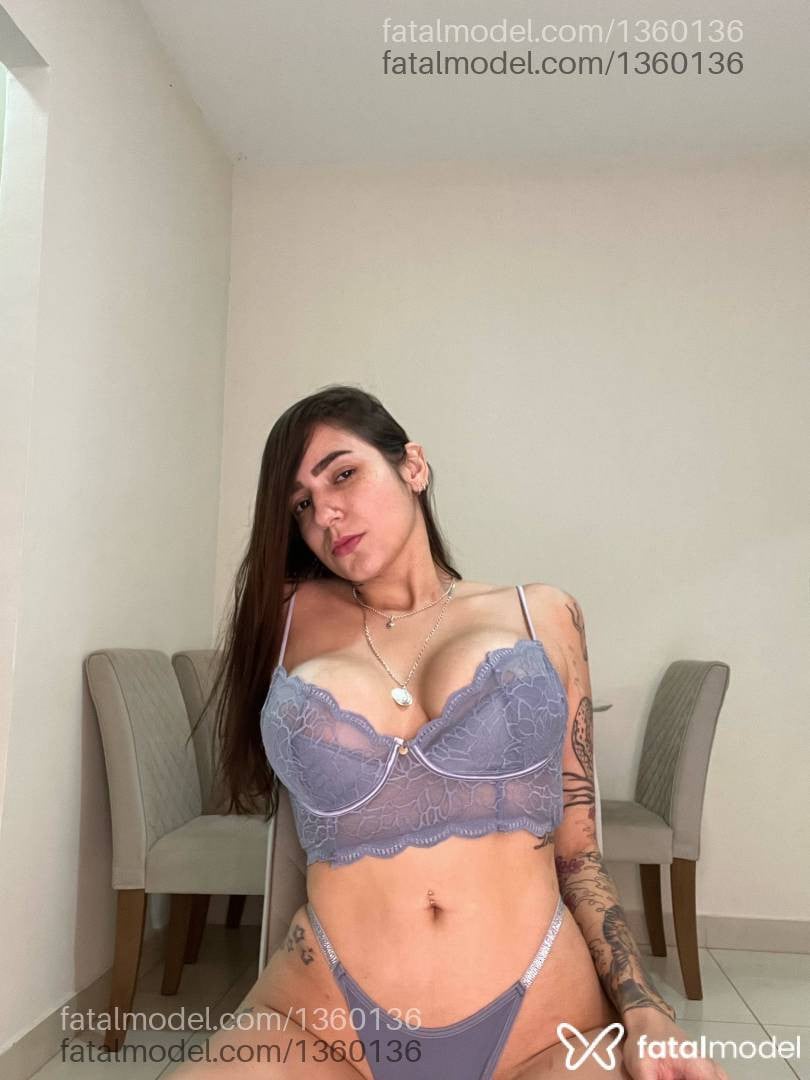 Acompanhante mulher com cabelo castanho de olhos azuis - Jaque