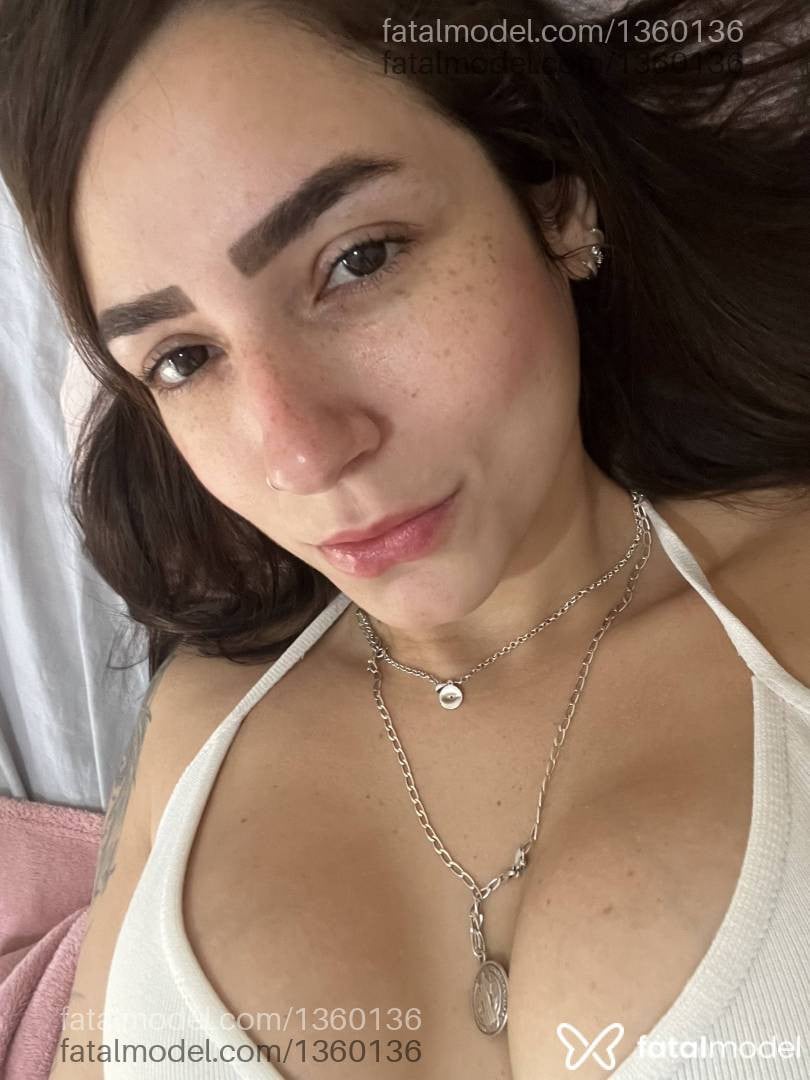Acompanhante mulher com cabelo castanho de olhos azuis - Jaque