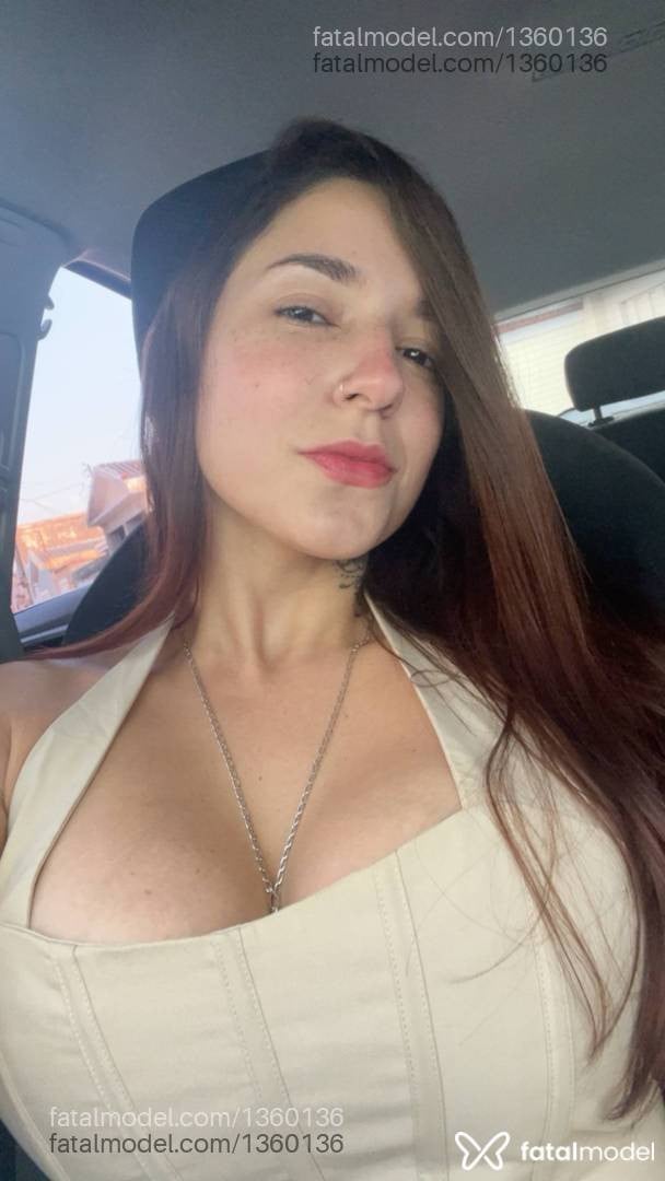 Acompanhante mulher com cabelo castanho de olhos azuis - Jaque