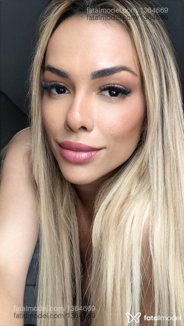 Acompanhante mulher trans loira (o) de olhos castanhos - Jéssica West