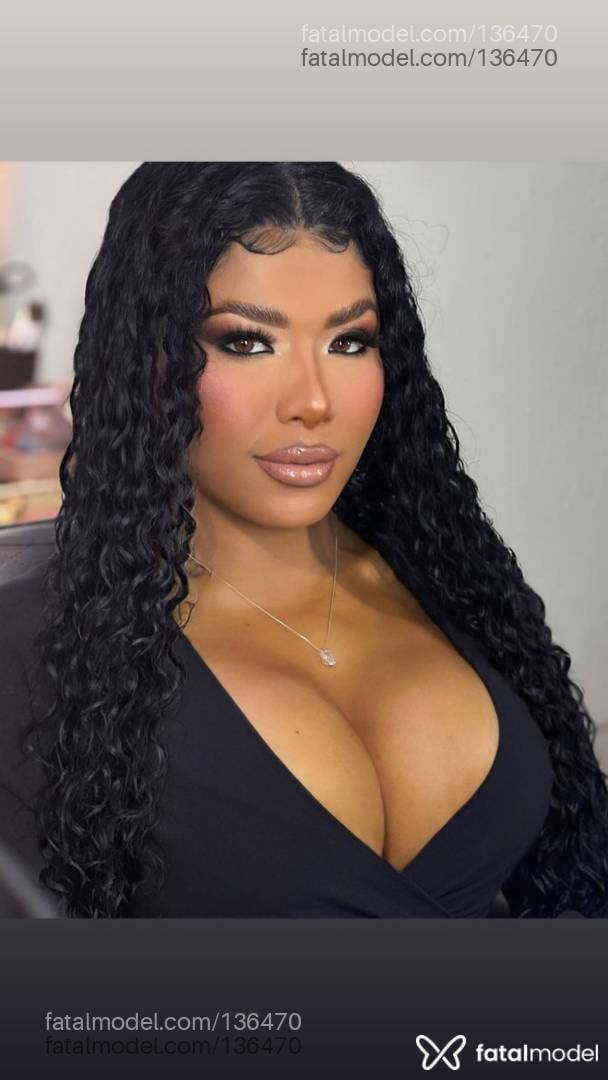 Acompanhante mulher trans com cabelo castanho de olhos castanhos - Bellla Amorim