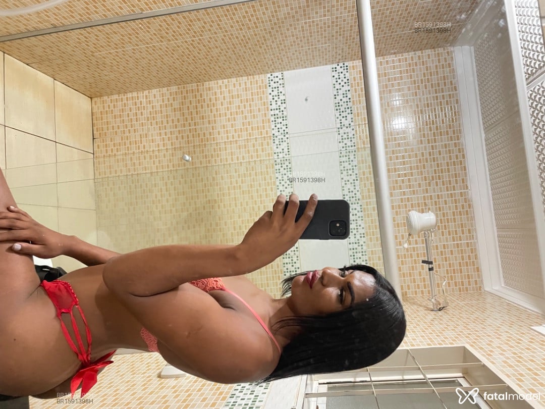Acompanhante mulher trans morena (o) de olhos cinza em Sertãozinho - Luiza