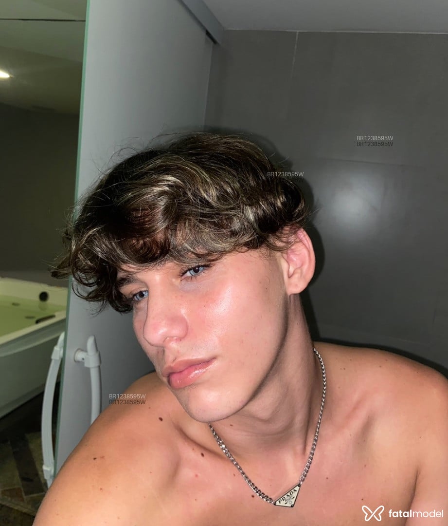 Acompanhante homem com cabelo castanho de olhos azuis em Campos dos Goytacazes Acompanhante homem com cabelo castanho de olhos azuis em Campos dos Goytacazes - Ander