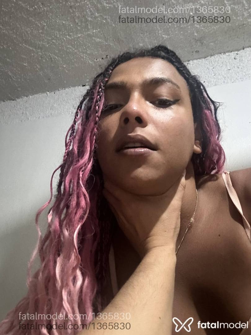 Acompanhante travesti com cabelo castanho de olhos pretos - Halana