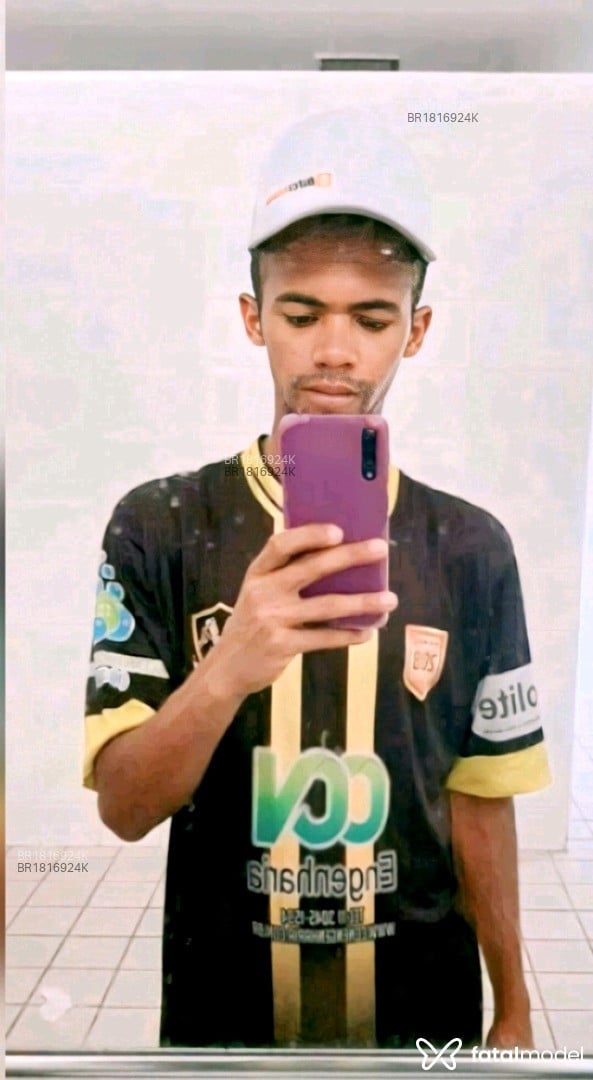 Acompanhante homem com cabelo castanho de olhos castanhos em São Paulo Acompanhante homem com cabelo castanho de olhos castanhos em São Paulo - Victor