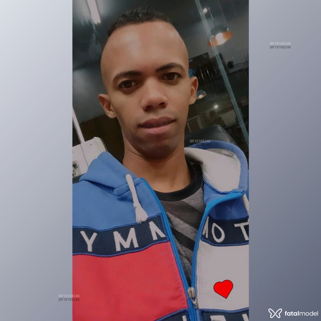 Acompanhante homem com cabelo castanho de olhos castanhos em São Paulo Acompanhante homem com cabelo castanho de olhos castanhos em São Paulo - Victor