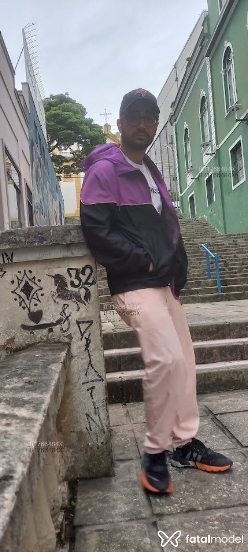 Acompanhante homem sem cabelo de olhos castanhos em Florianópolis - Pedro José