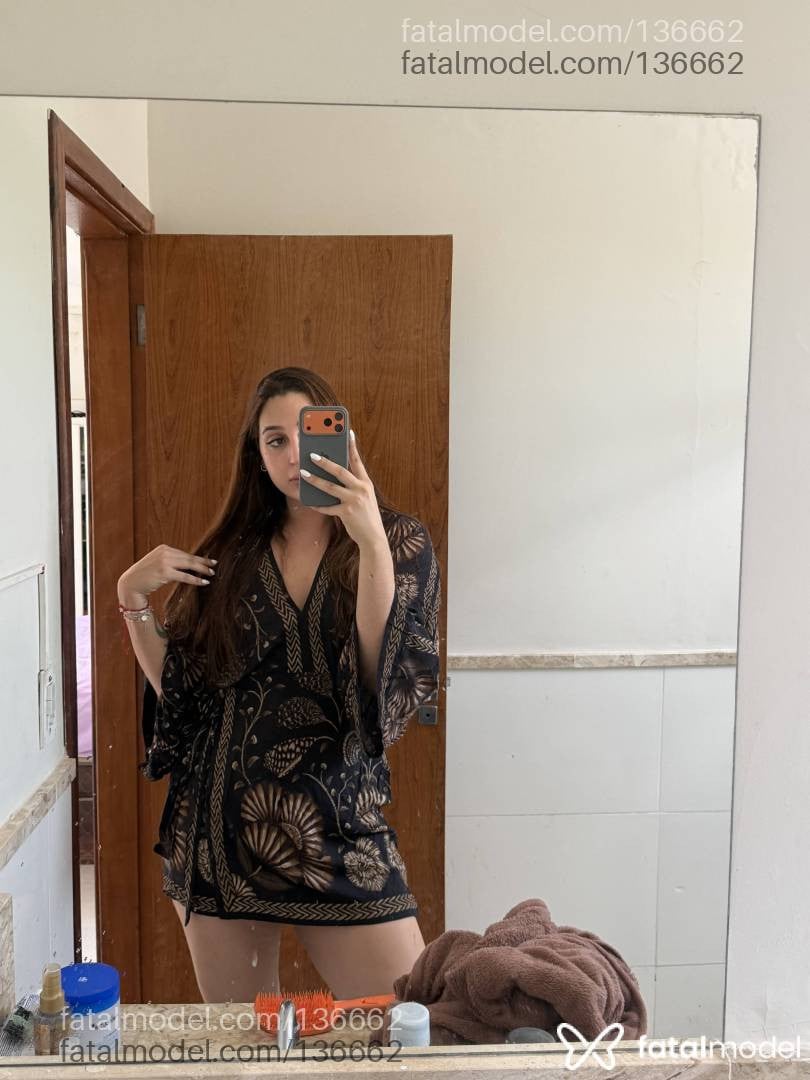 Acompanhante mulher trans com cabelo castanho de olhos castanhos - Ghiovana
