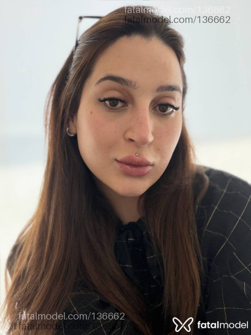 Acompanhante mulher trans com cabelo castanho de olhos castanhos - Ghiovana