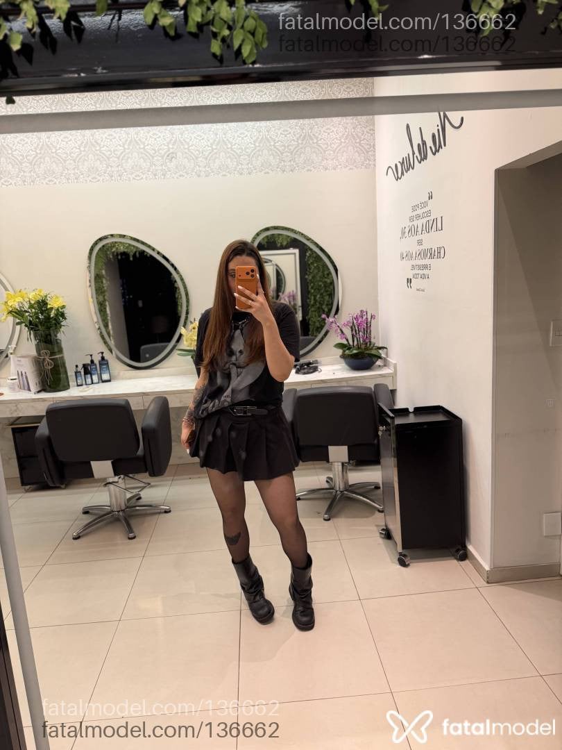 Acompanhante mulher trans com cabelo castanho de olhos castanhos - Ghiovana