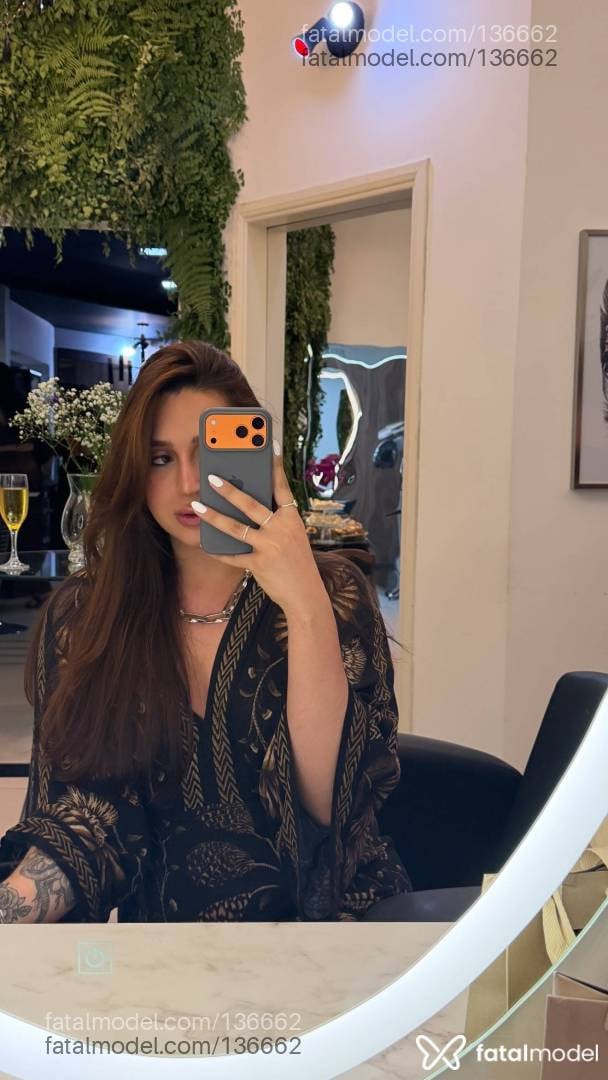 Acompanhante mulher trans com cabelo castanho de olhos castanhos - Ghiovana