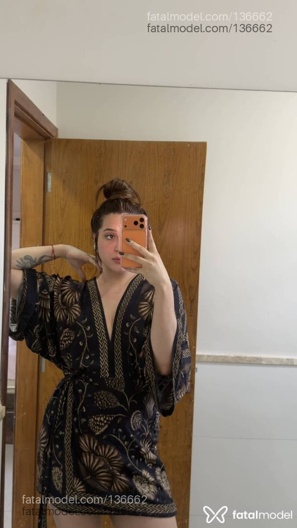 Acompanhante mulher trans com cabelo castanho de olhos castanhos - Ghiovana