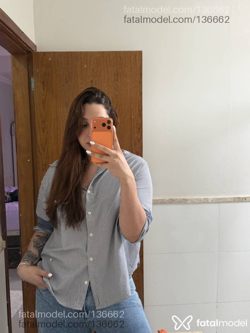 Acompanhante mulher trans com cabelo castanho de olhos castanhos - Ghiovana