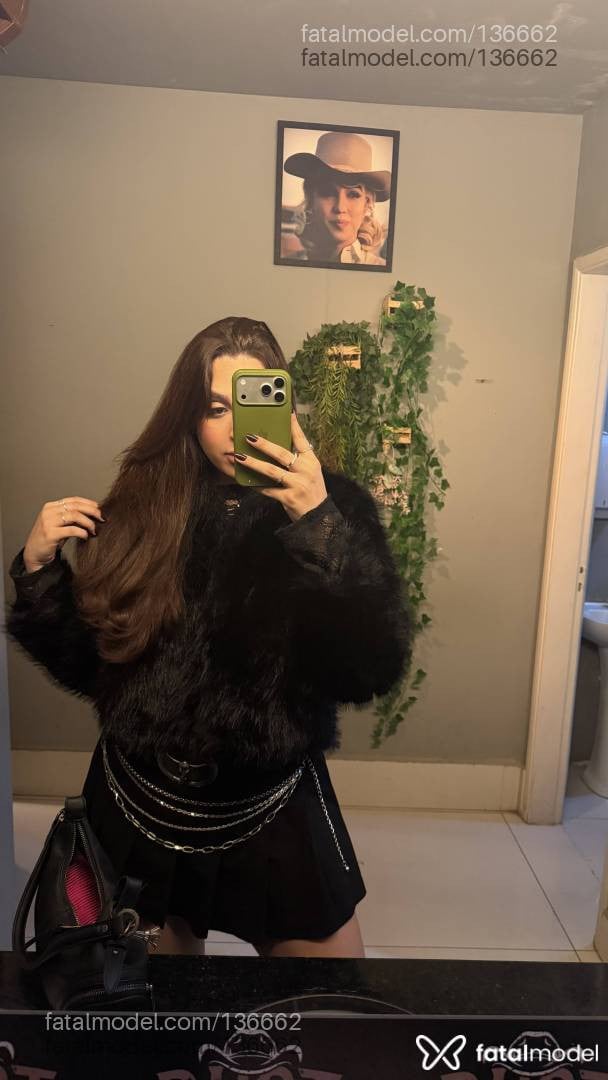 Acompanhante mulher trans com cabelo castanho de olhos castanhos em Marília - Ghiovana