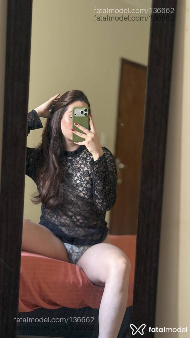 Acompanhante mulher trans com cabelo castanho de olhos castanhos em Marília - Ghiovana