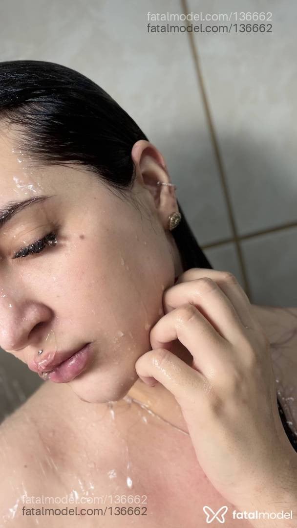 Acompanhante mulher trans com cabelo castanho de olhos castanhos - Ghiovana