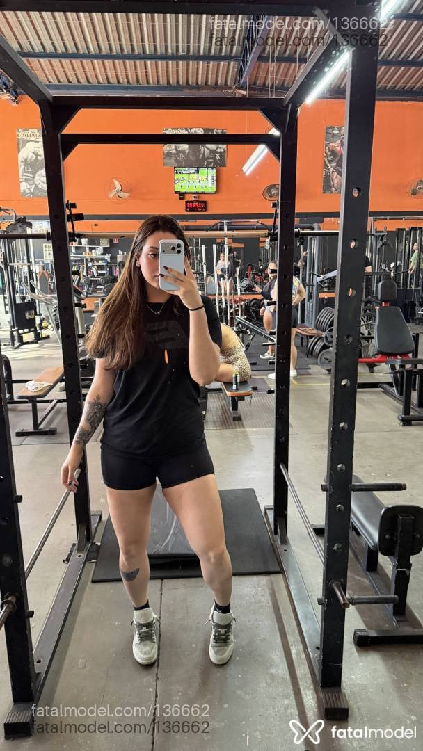 Acompanhante mulher trans com cabelo castanho de olhos castanhos em Jaú - Ghiovana