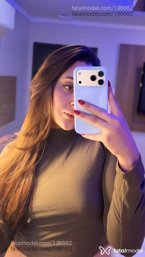 Acompanhante mulher trans com cabelo castanho de olhos castanhos - Ghiovana