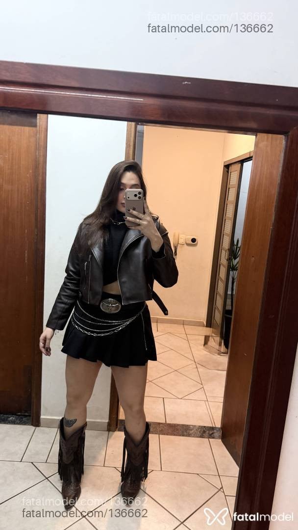 Acompanhante mulher trans com cabelo castanho de olhos castanhos em Marília - Ghiovana