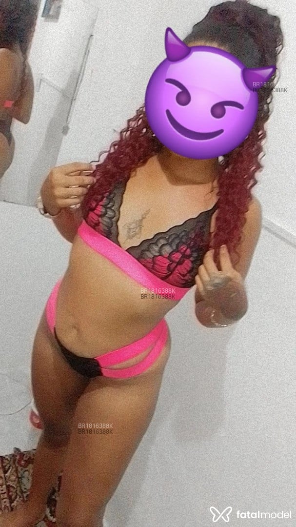 Acompanhante mulher com cabelo castanho de olhos castanhos - Malévola Acompanhante mulher com cabelo castanho de olhos castanhos - Malévola