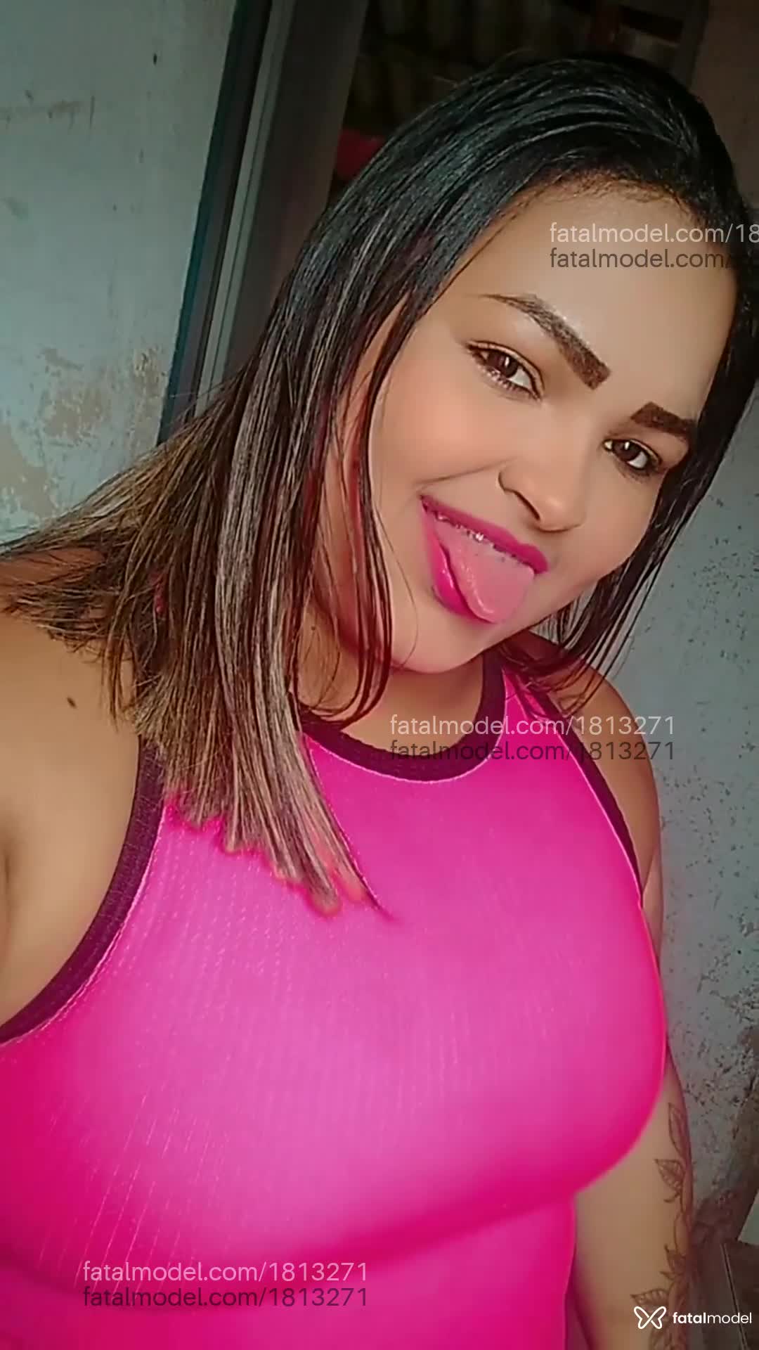 Acompanhante mulher com cabelo colorido de olhos pretos em Virtual - Vitória