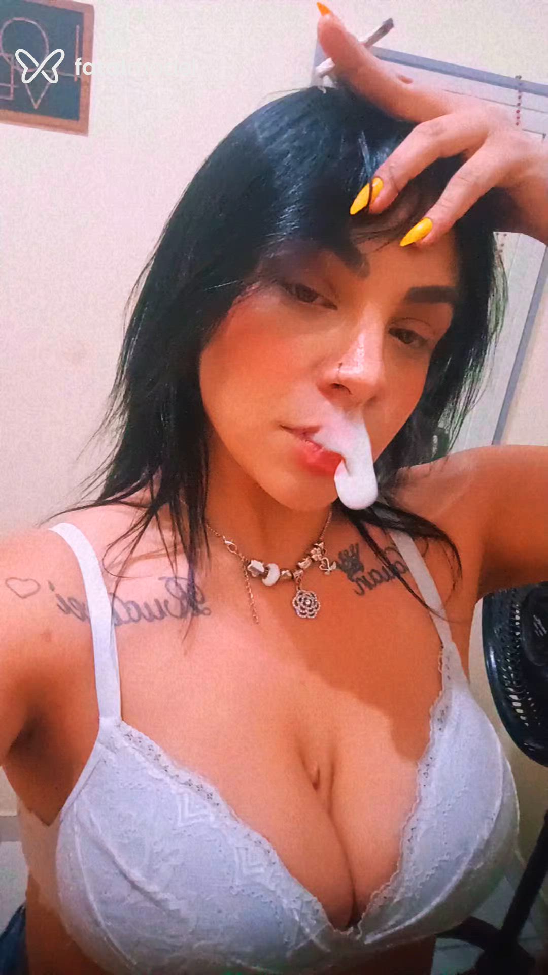 Acompanhante mulher morena (o) de olhos castanhos - Mariana Menezes Acompanhante mulher morena (o) de olhos castanhos - Mariana Menezes