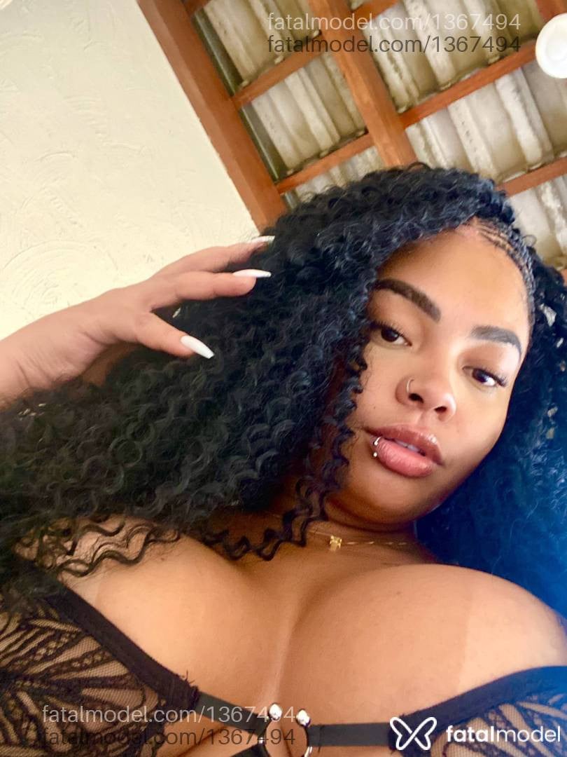 Acompanhante mulher morena (o) de olhos pretos - Mariana