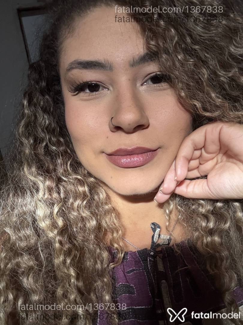 Acompanhante mulher loira (o) de olhos castanhos - Daniela