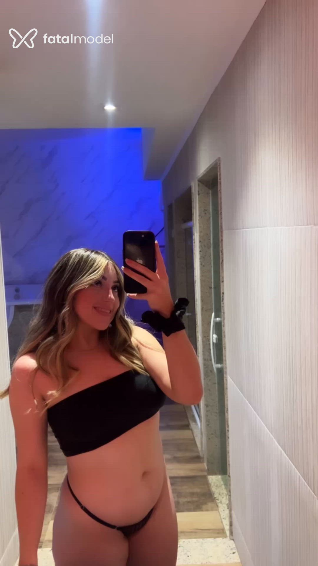 Acompanhante mulher com cabelo castanho de olhos mel - Melanie Maia