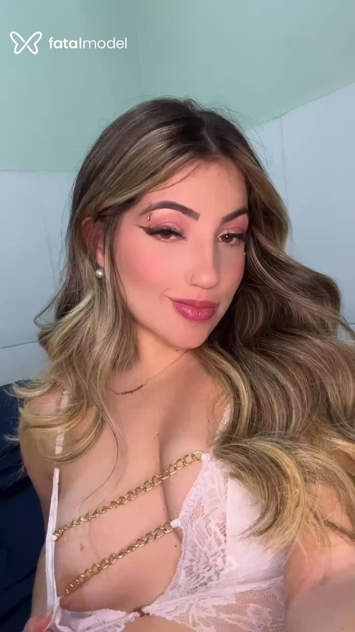 Acompanhante mulher com cabelo castanho de olhos mel - Melanie Maia