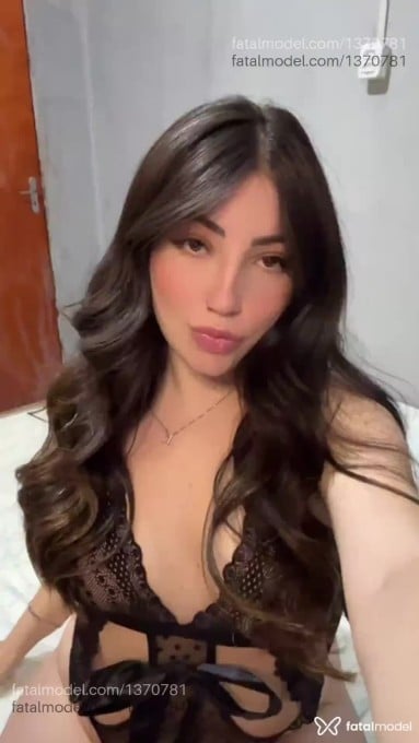 Acompanhante mulher com cabelo castanho de olhos mel em Fortaleza Acompanhante mulher com cabelo castanho de olhos mel em Fortaleza - Melanie Maia