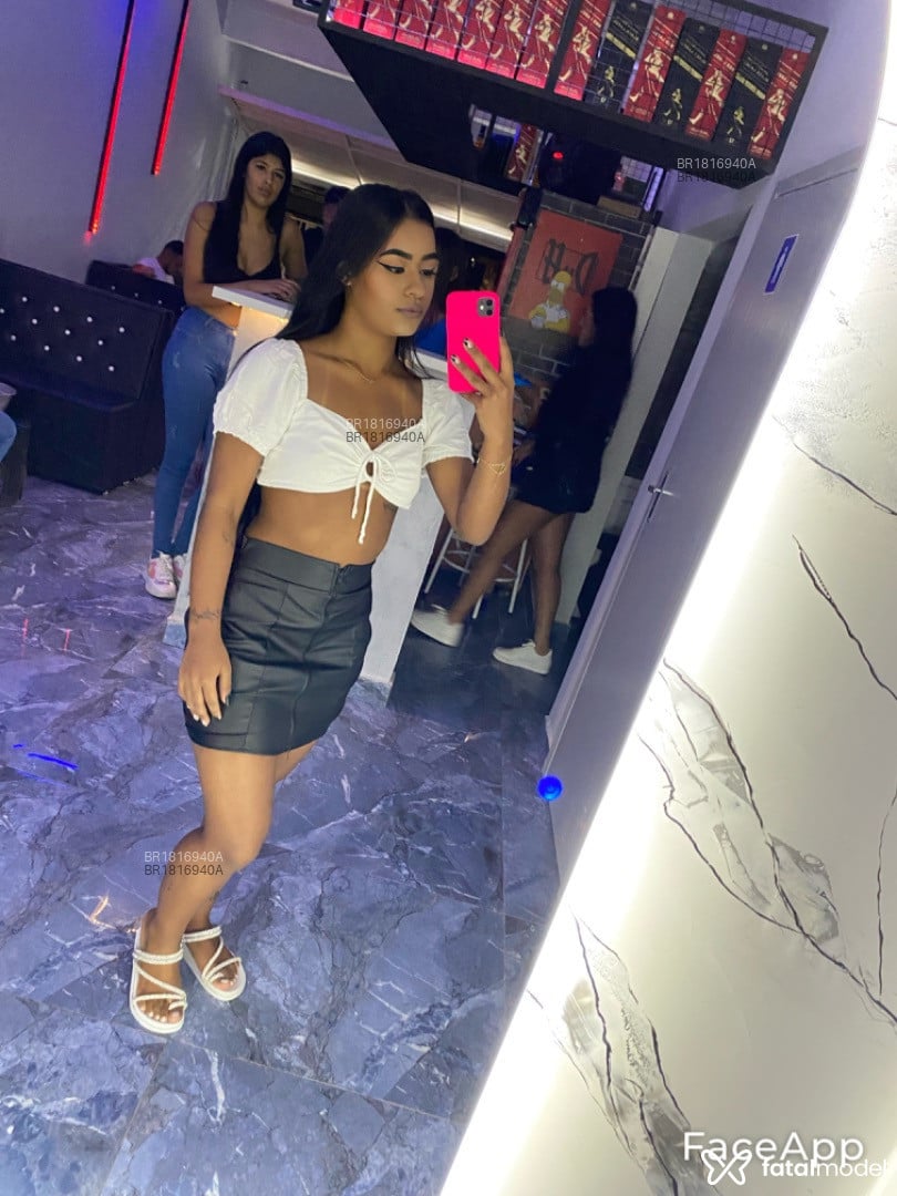 Acompanhante mulher com cabelo castanho de olhos castanhos em Brusque - Pietra